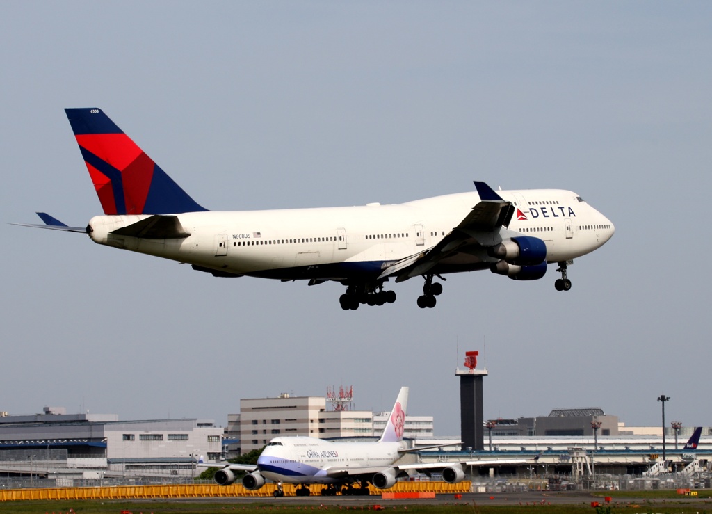DELTA 747-400 到着　
