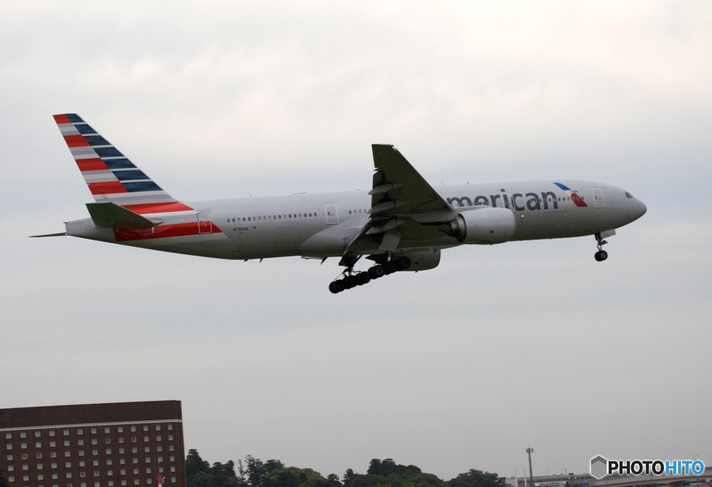 American 777-223 到着　