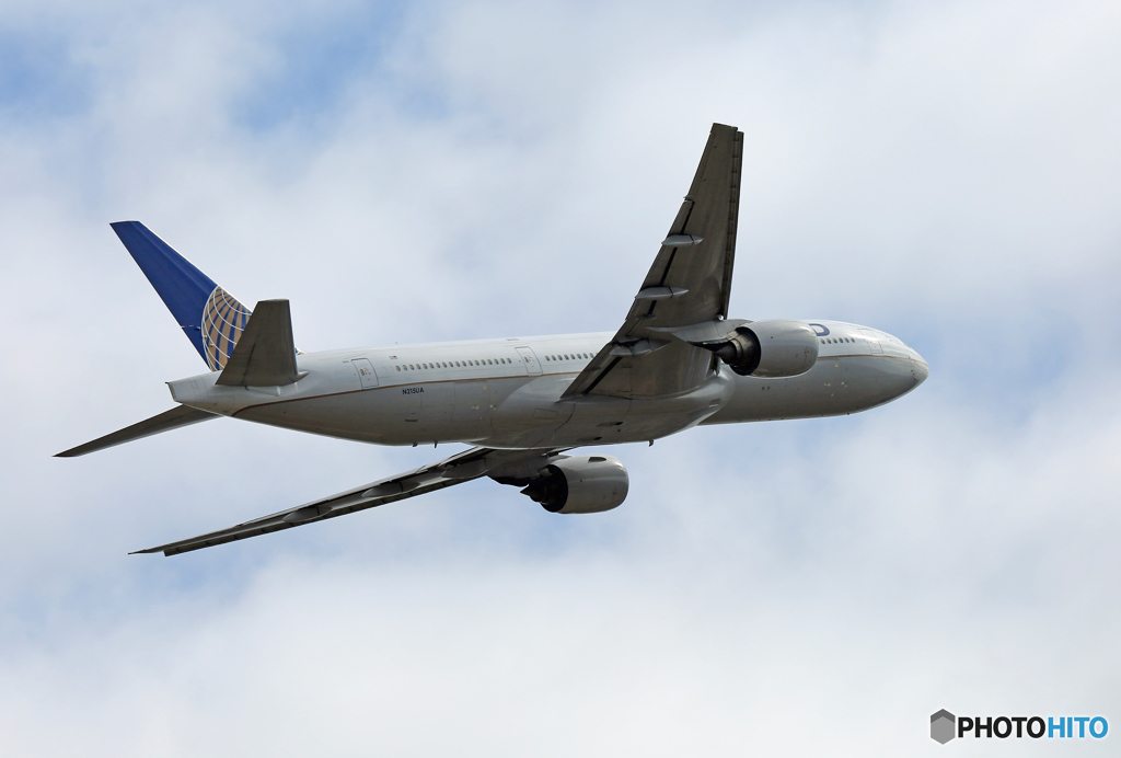 飛び立ち UNITED 777-222 N215UA