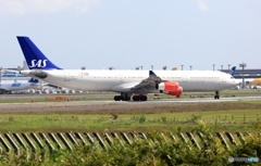 出発　SAS A340-313 LN-RKF