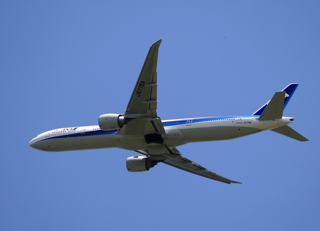 飛び立ち　ANA 777-381