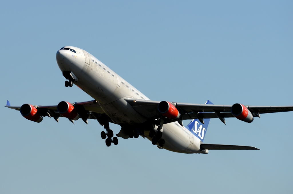 離陸（442）SAS Airbus A340-313