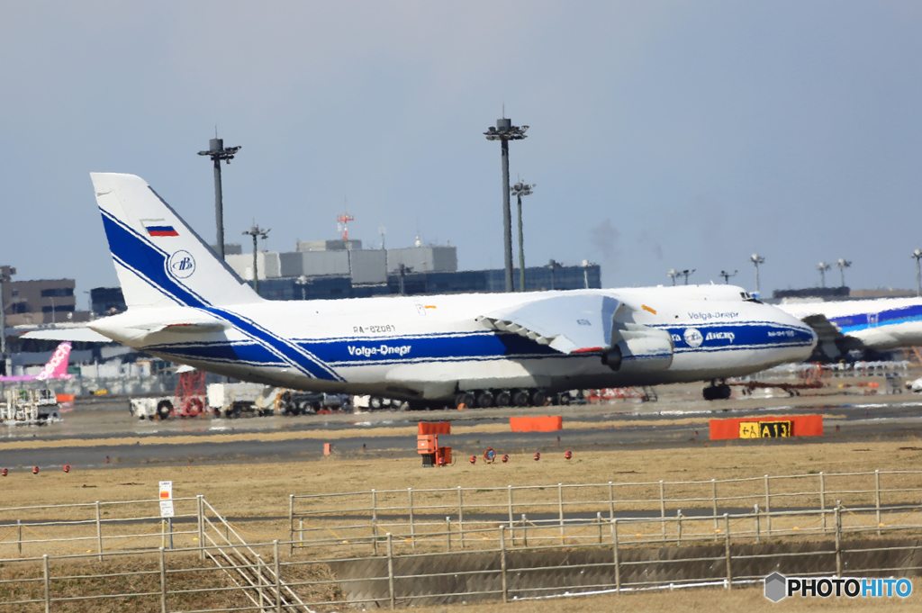 遠い　volgaアントノフAn-124-100M 