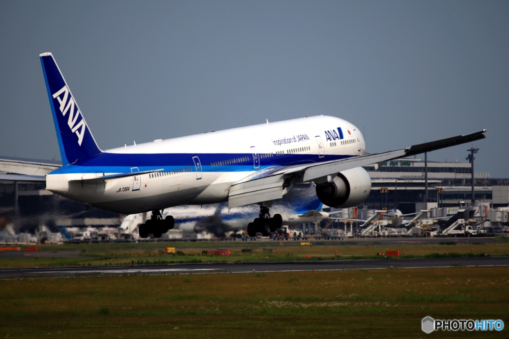 到着　ANA 777-381 