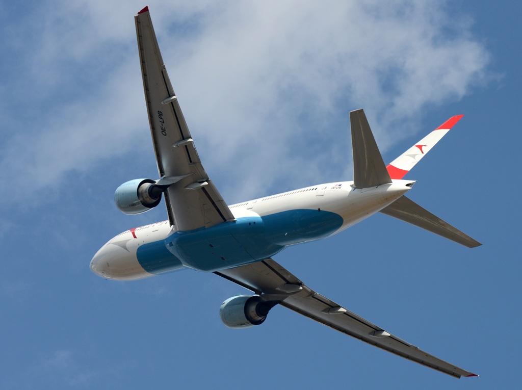 出発 Austrian 777-2Z9 