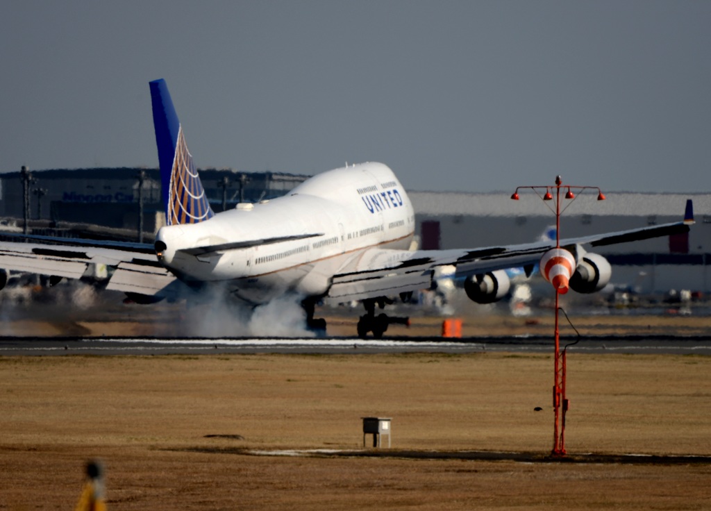 UNITED 747-422 到着