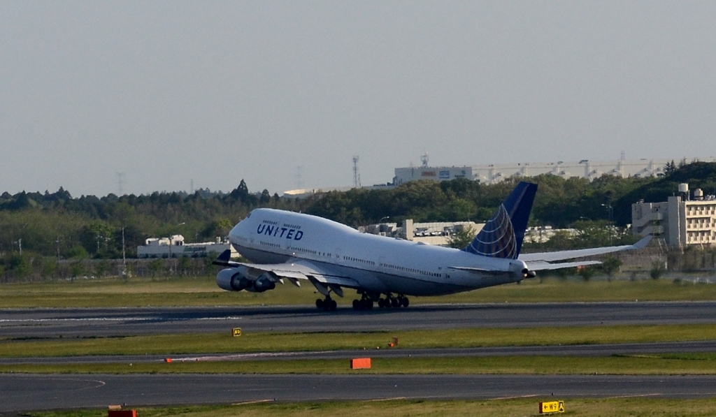 飛び立ち（115）United 747-400　