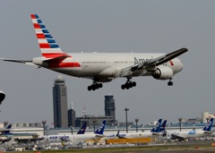 American 777-223 到着　