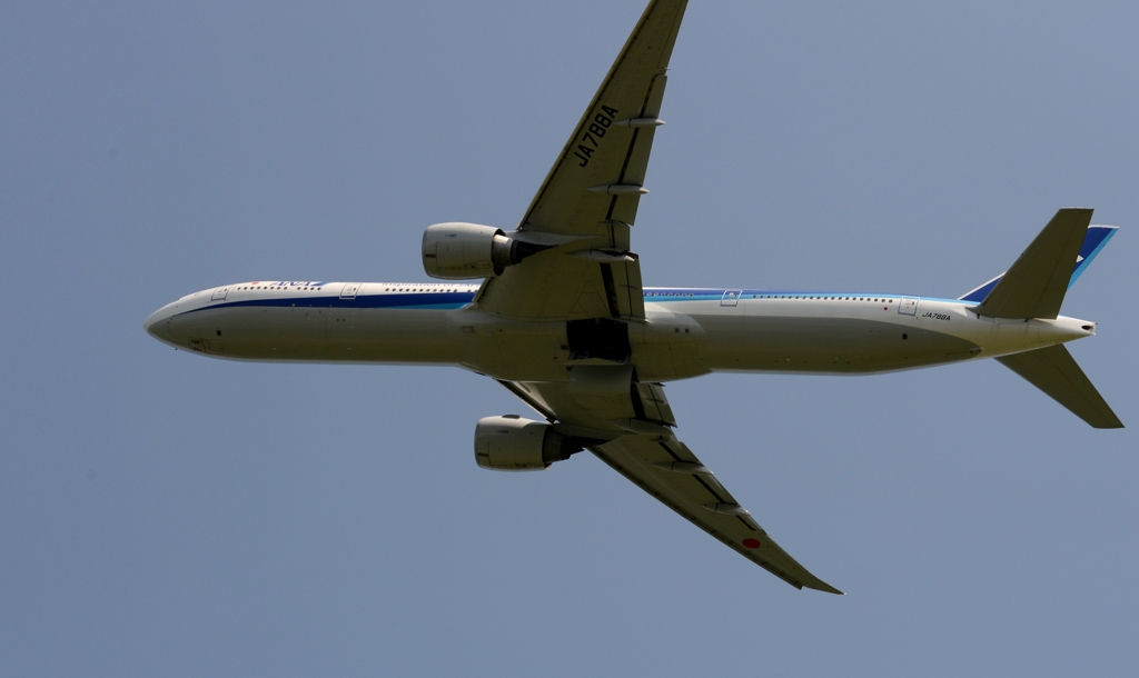 離陸（79）ANA 777-300 