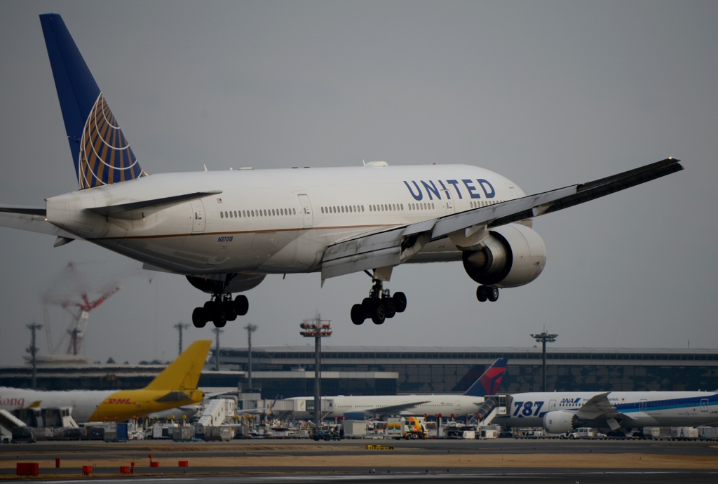 UNITED 777-200 着陸