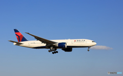 「青い空」DELTA 777-232 N710DN到着