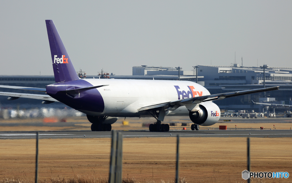 離陸  FedEx 777-FS2 N851FD
