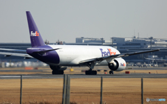 離陸  FedEx 777-FS2 N851FD