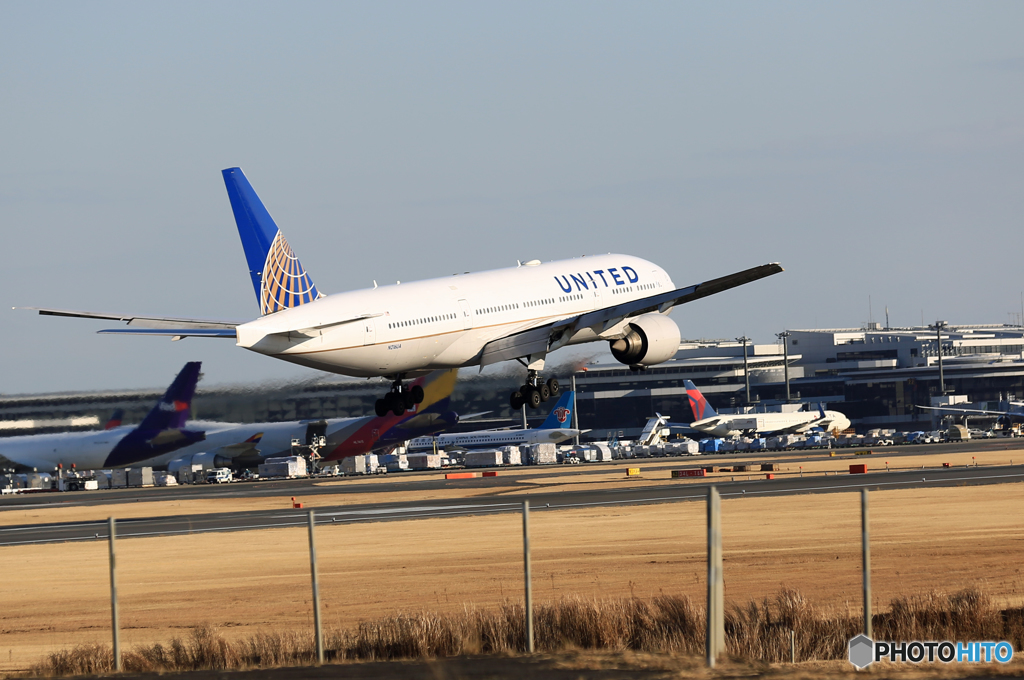 「青い空」UNITED 777-222 N216UA到着