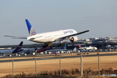 「青い空」UNITED 777-222 N216UA到着