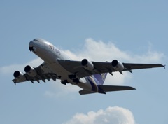 離陸 THAI A380-841