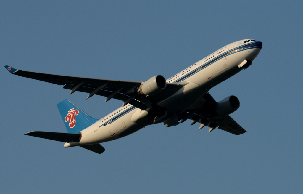 離陸（198）中国南方 A330
