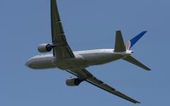 離陸（102）United 777-222