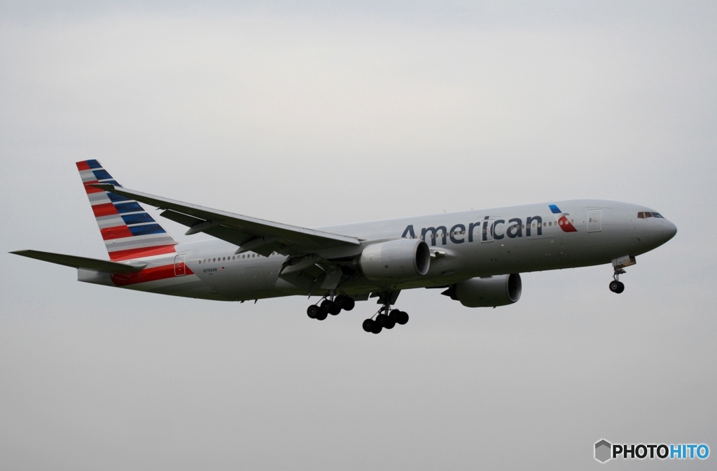 着陸　American 777-223 