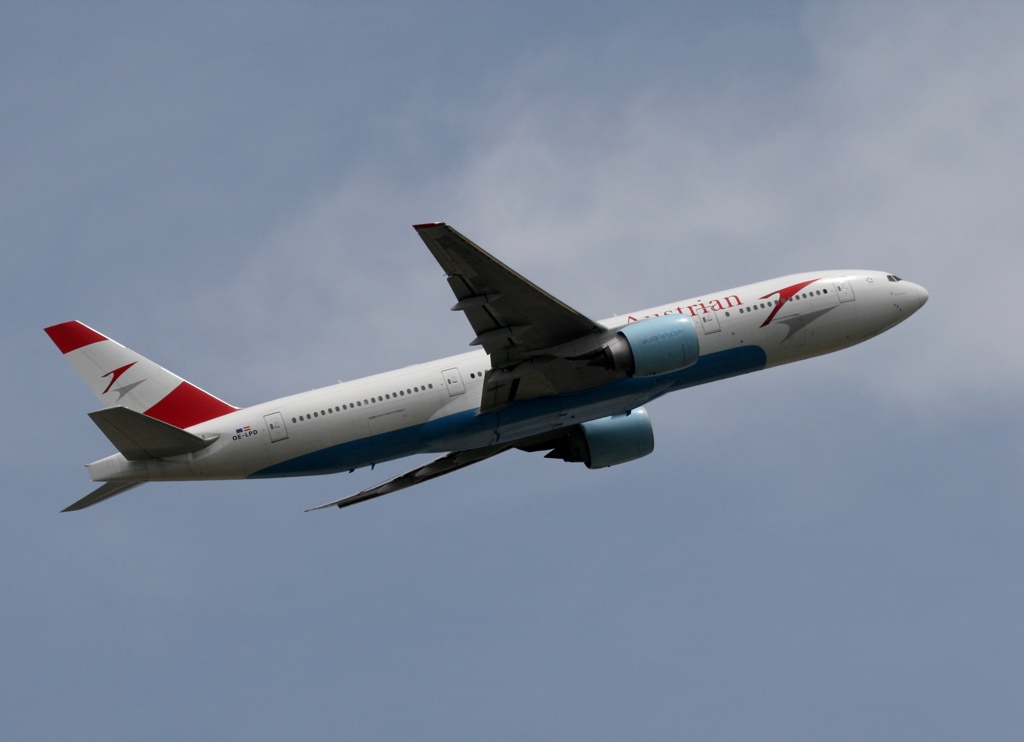 離陸　Austrian 777-2Z9 