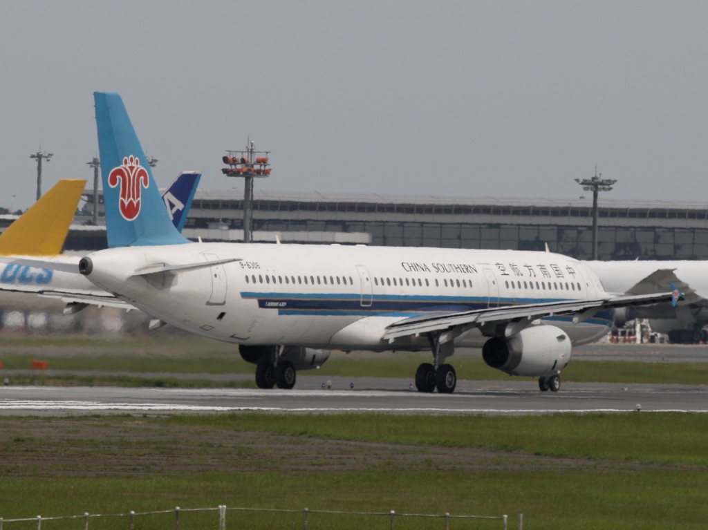 離陸　中国南方 A321-231