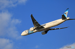 「空色」EGYPTAIR 777-36N SU-GDM 離陸
