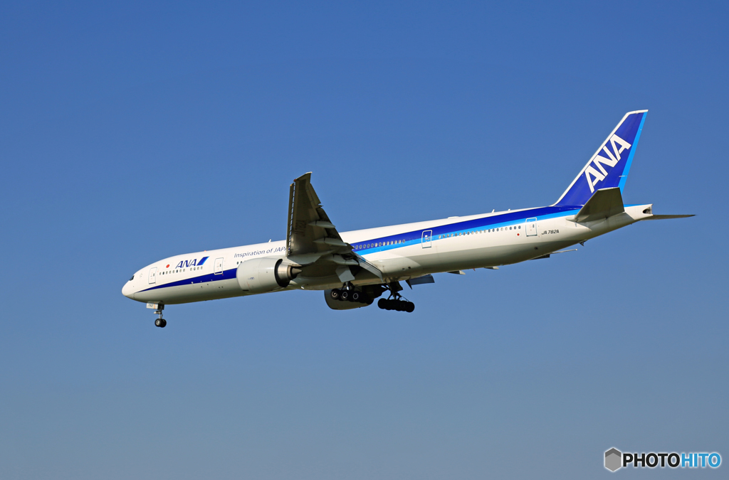 「青が好き」  ANA 777-381 JA782A  着陸