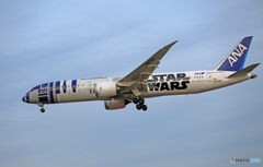 着陸  STAR WARS 「R2-D2 」　787-9 