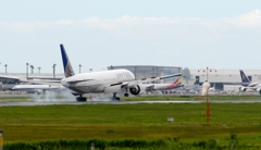 着陸（8-2）United Airlines 777-224ER [b]