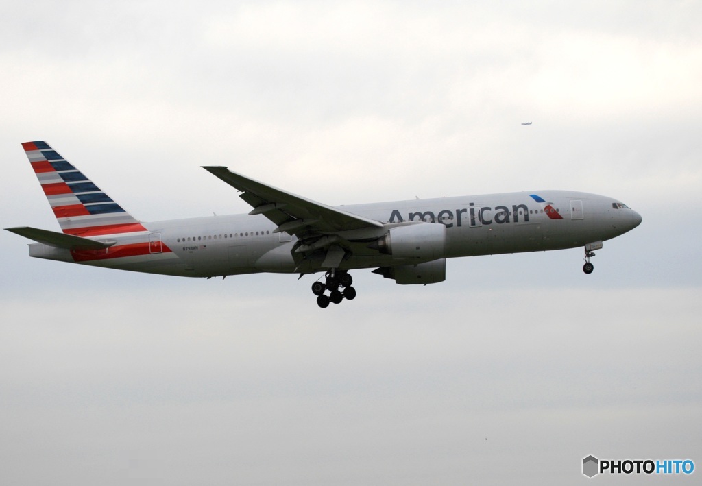 American 777-223 到着　