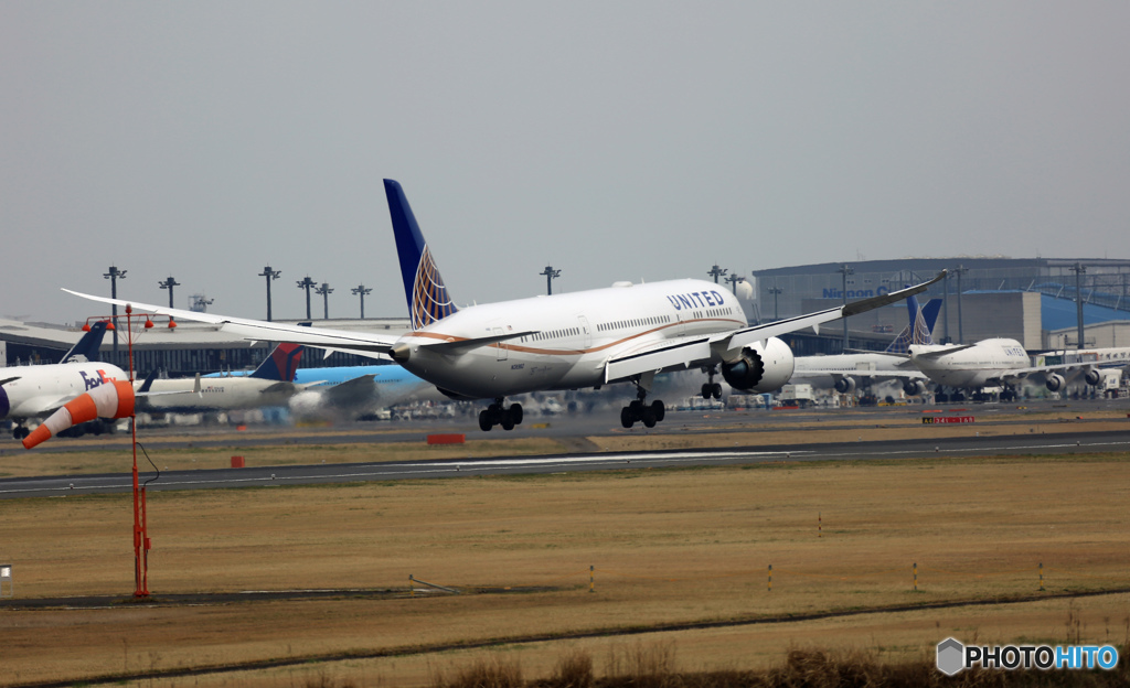 着陸 UNITED 787-9 N36952