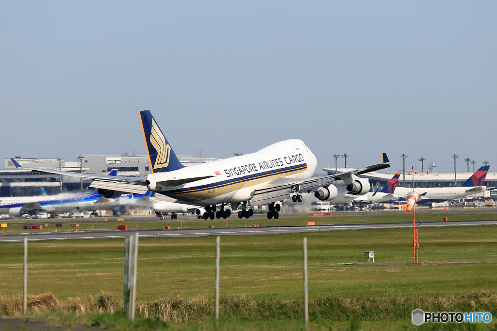 「☁雲なし」 Singapore 747-400 9V-SFN 着陸