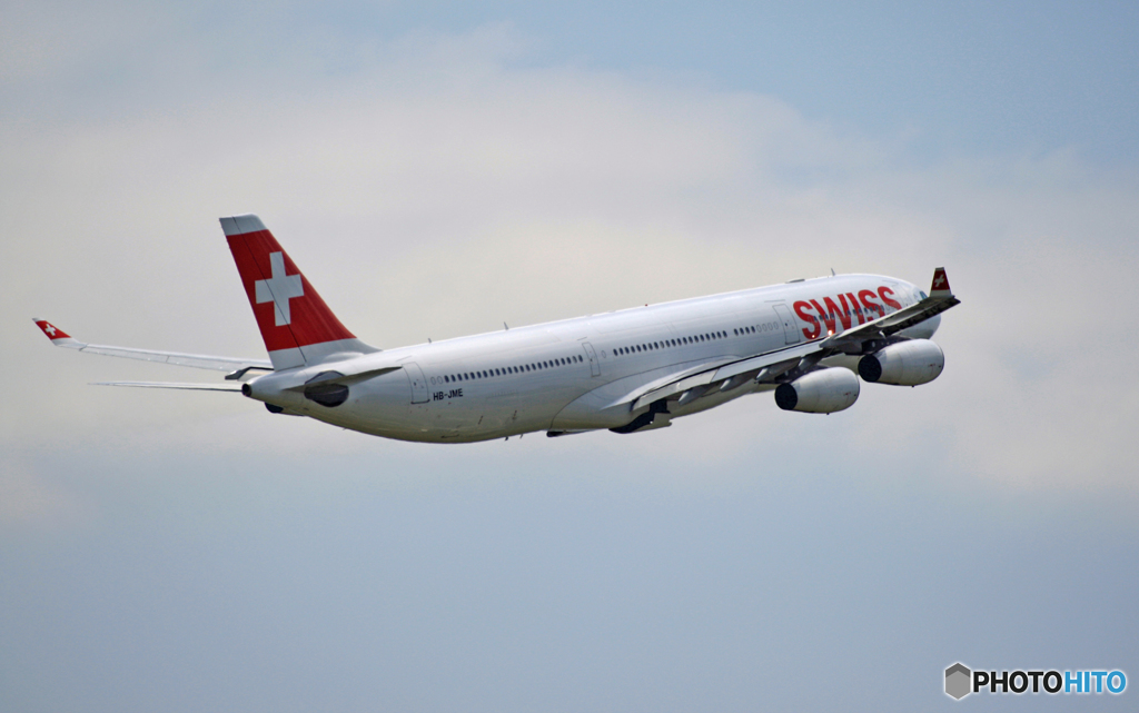 飛び立ち SWIIS A340-313 HB-JME