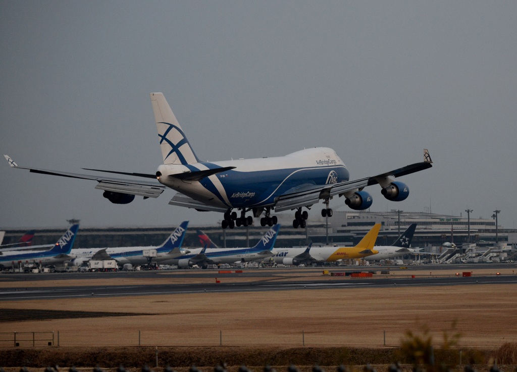 Air Bridge Cargo 747-46NF 着陸
