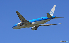 [青い空]出発 KLM 777-206 PH-BQE