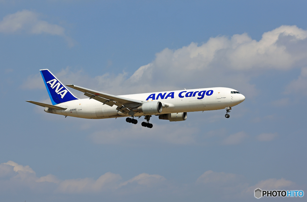 「スカイ」 ANA Cargo 767-381 JA8362 着陸