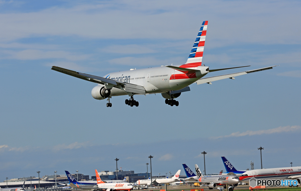 [青い空]　American 777-200 N765AN