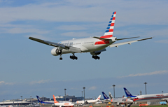 [青い空]　American 777-200 N765AN