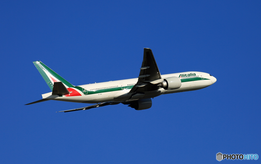 飛び立ち　ALITALIA 777-243 EI-ISB
