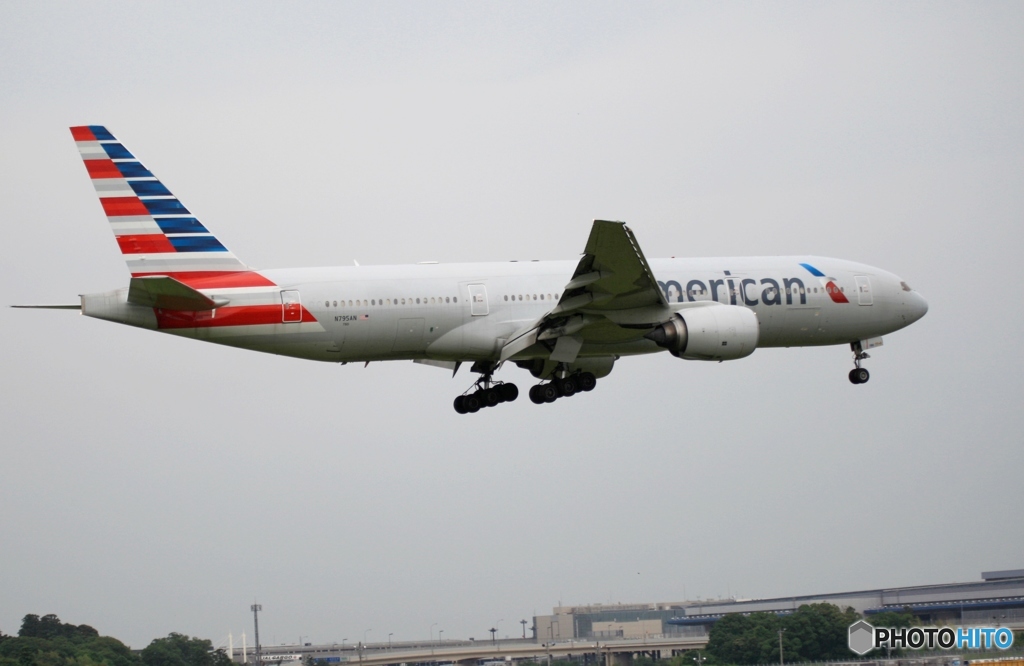 着陸　American 777-223