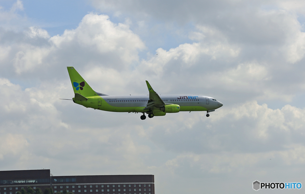 JIN AIR 737-800 HL7562 到着 