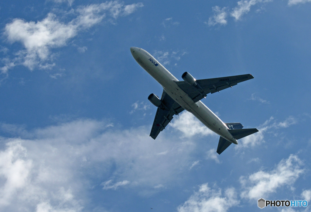 「雲」と ANA Star 767-381 JA614A