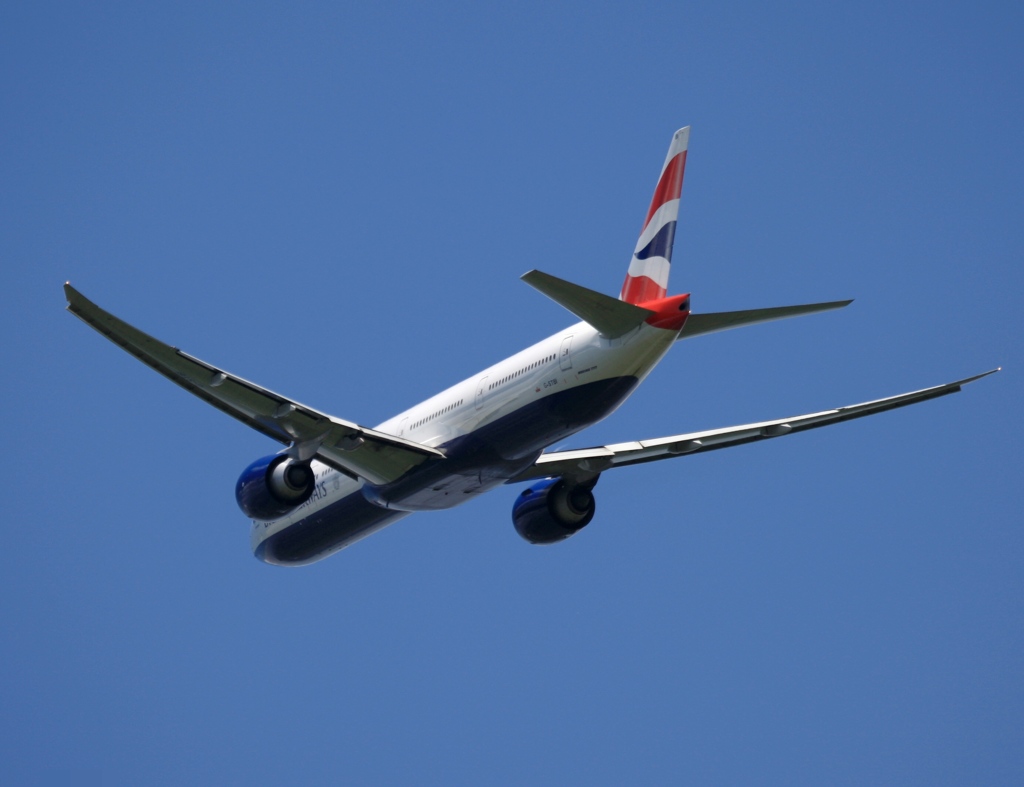 BRITISH 777-336 飛び立ち　