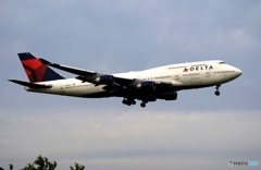 DELTA 747-400 到着　