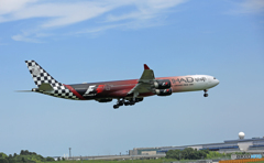 到着 ETIHAD A340-642 A6-EHJ