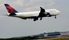 着陸（50）DELTA 747-400 