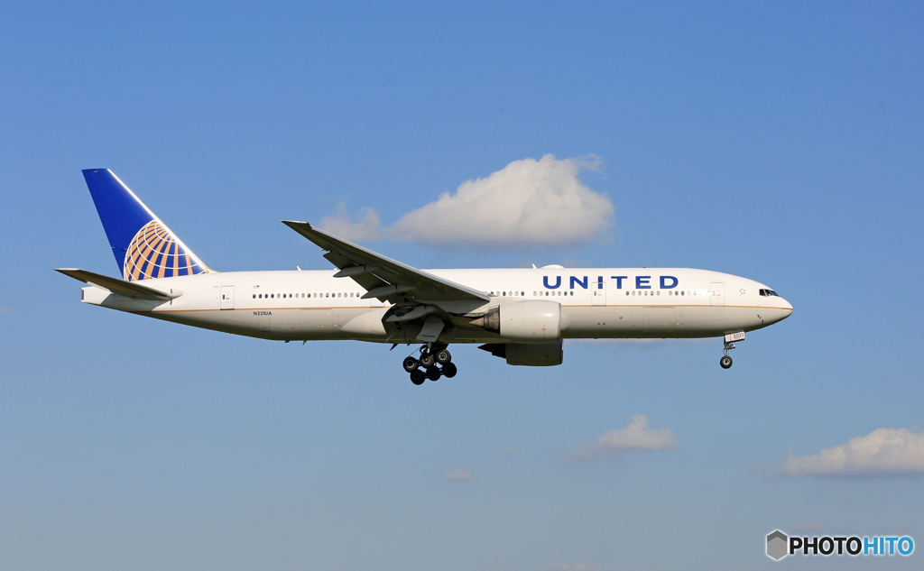 [青い空]　United 777-222 N221UA着陸