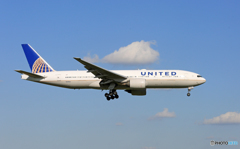 [青い空]　United 777-222 N221UA着陸