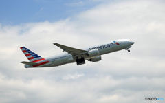 American 777-223 N790AN 飛び立ち 