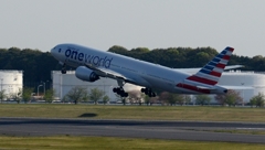 飛び立ち（113）American 777-200ER　